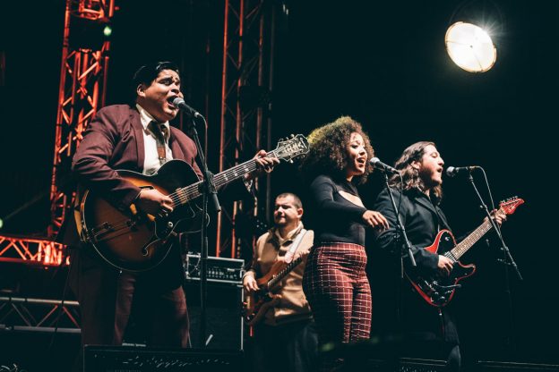 Joey Quinones & Thee Sinseers sur la scène du Hall 8 des Trans Musicales