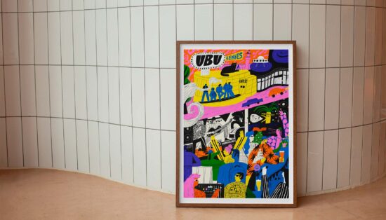 Affiche graphique et colorée UBU posée dans un cadre contre un mur