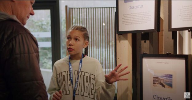 Jeune fille présentant une exposition