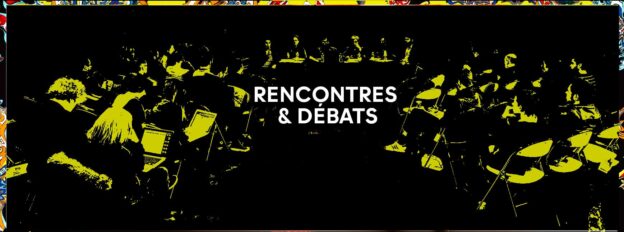 Image représentant une table de 6 personnes parlant à une petite assemblée