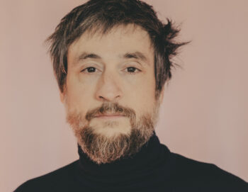 Portrait minimaliste d'un homme barbu au regard doux