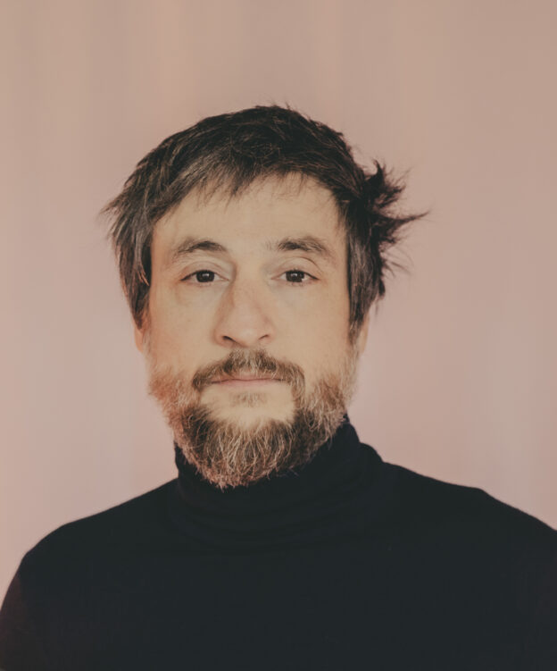 Portrait minimaliste d'un homme barbu au regard doux