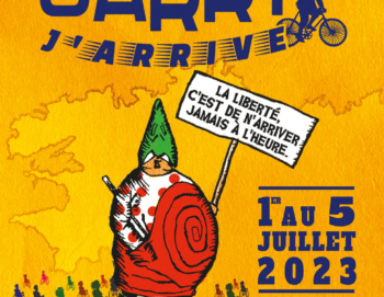 Affiche d'une course cycliste avec un dessin d'un homme avec une toge escargot tenant une pancarte qui incite à prendre son temps