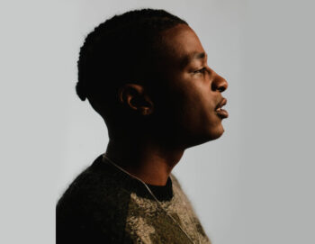 Portait d'un homme de profil la bouche entrouverte