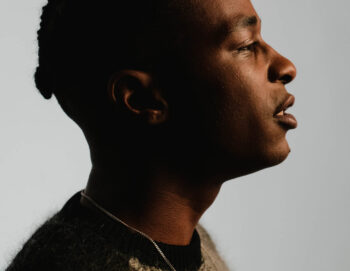 Portrait d'un homme de profile la bouche entrouverte