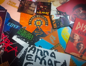 Accumulation de pochettes de disques