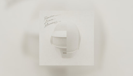 Pochette d'album Random access Memories comprenant un casque blanc sur fond blanc
