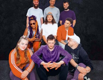 Photo de neufs personnes habillés dans un style streetwear dans les tons violet et oranges