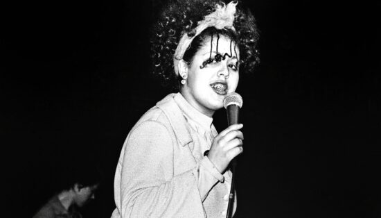 photo noir et blanc d'une chanteuse