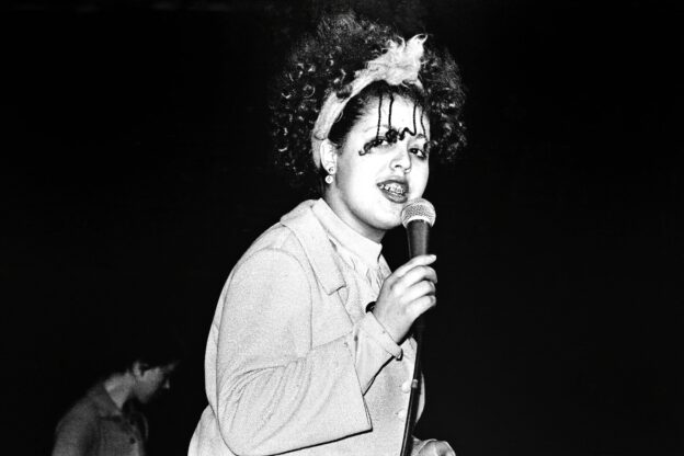 photo noir et blanc d'une chanteuse