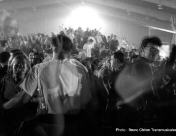 Photo noir et blanc floue avec des doubles expositions représentant un public de concert en train de danser