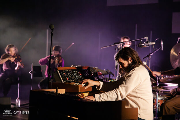 Des musiciens sur scène