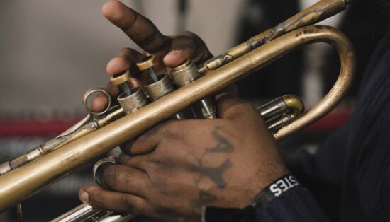 Etuk Ubong sur KEXP dans le cadre des Trans Musicales 2025